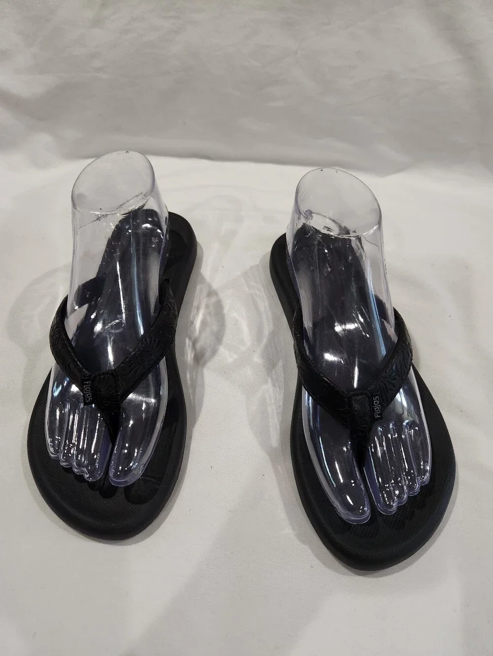 Flojos Black Floral Embossed Women's Flip Flop Sandals NWOT Size 8
